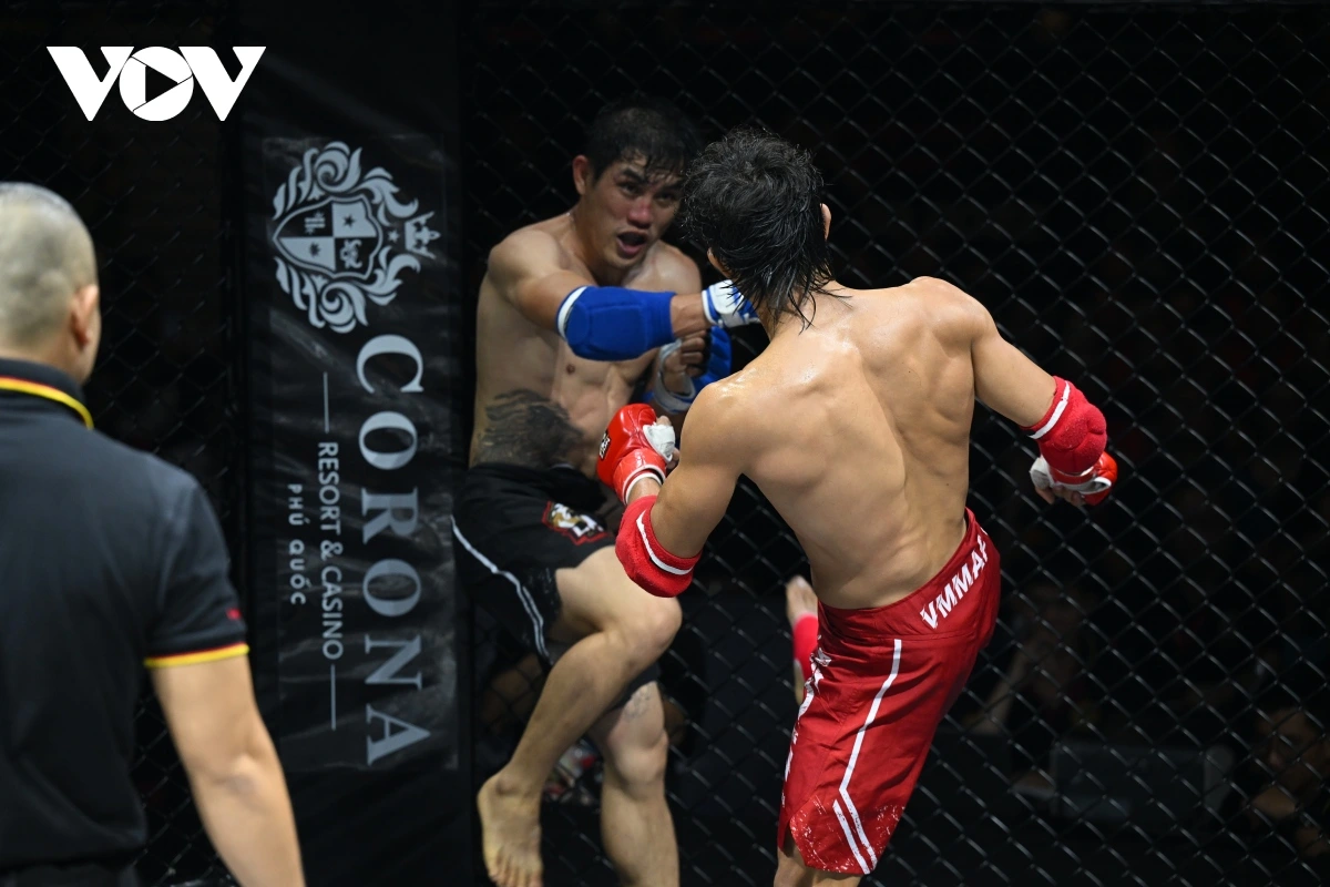 Võ sĩ liên tục dồn đối thủ trong một trận đấu MMA 2022